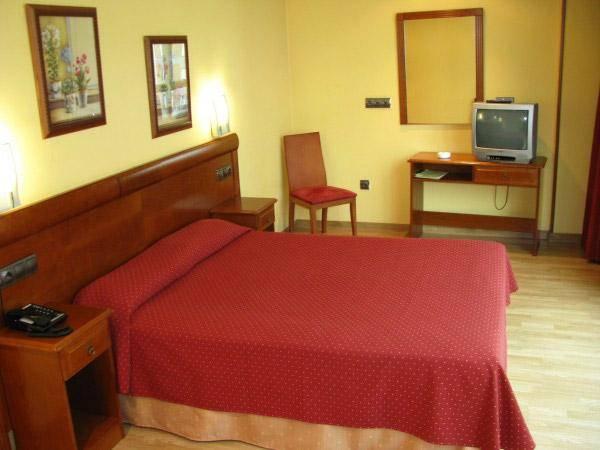 Longoria Avenida Hotell El Berron Exteriör bild